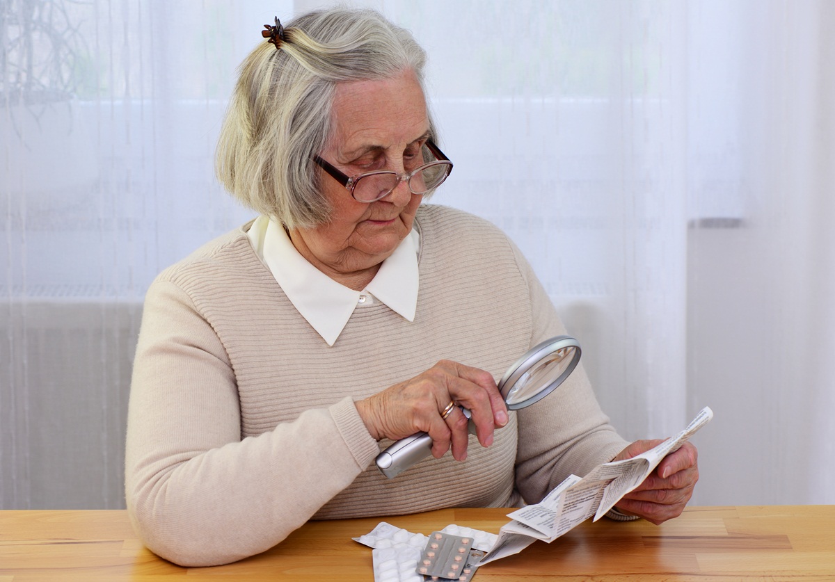 Seniorin liest Medikamenten Beipackzettel
